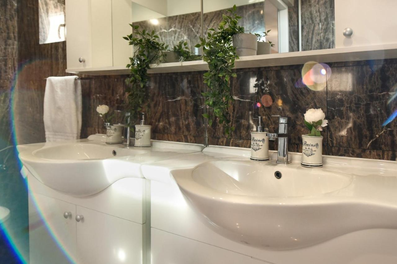 New - Elegant Duplex With Amazing View & Balcony - Homey Residence Bucarest Esterno foto